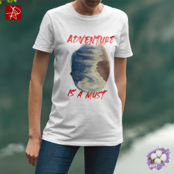 Camiseta Ecológica Adventure is a Must | Espíritu Costero