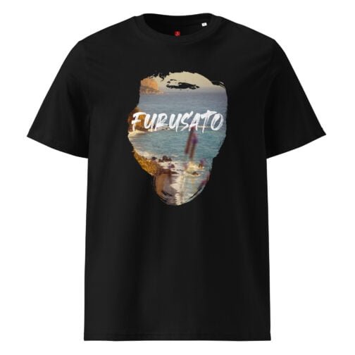 Feel a connection to your roots with our GOTS organic cotton t-shirt, featuring a picturesque coastal scene and the evocative Japanese word "Furusato". Perfect for those who cherish memories and a sense of home.
