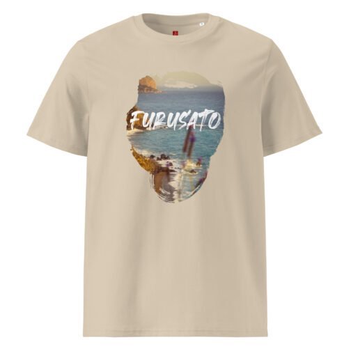 Feel a connection to your roots with our GOTS organic cotton t-shirt, featuring a picturesque coastal scene and the evocative Japanese word "Furusato". Perfect for those who cherish memories and a sense of home.